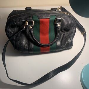 Authentic vintage Gucci purse! They don't make it anymore. Classic gucci colours